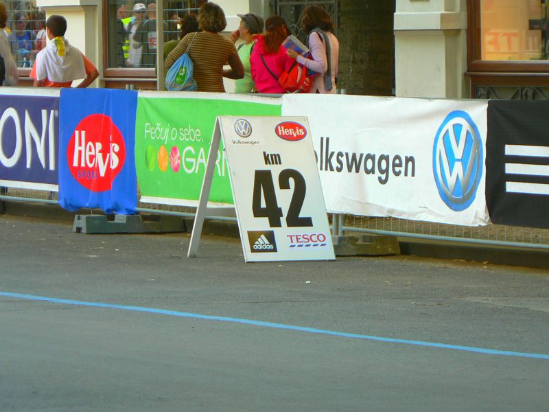 Maraton09 033.jpg - Tradiční potvrzení délky závodu.